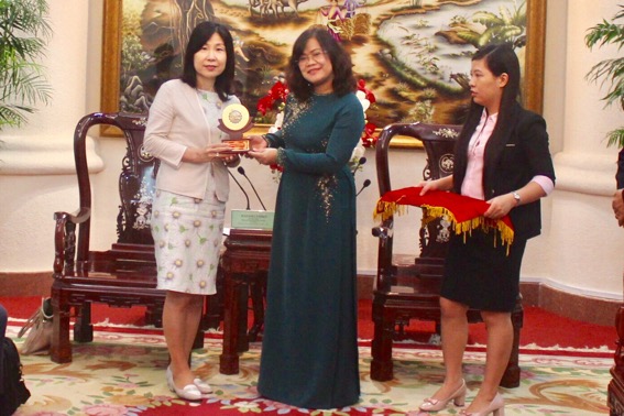 Phó chủ tịch UBND tỉnh Nguyễn Hòa Hiệp tặng quà cho bà Emiko Hazama, Phó thị trưởng TP.Sakai