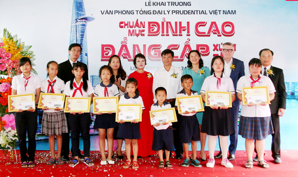 Đại diện Văn phòng tổng đại lý Prudential Việt Nam tại Long Khánh trao tặng học bổng cho học sinh nghèo.