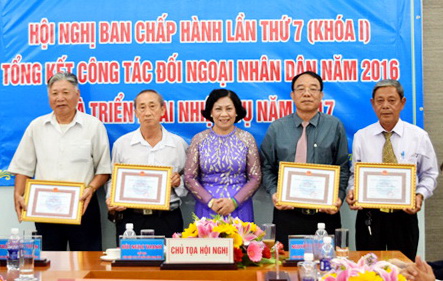 Chủ tịch Liên hiệp các tổ chức hữu nghị tỉnh Bùi Ngọc Thanh (giữa) tặng giấy khen cho các cá nhân hoàn thành xuất sắc nhiệm vụ năm 2016 (Ảnh: Xuân Tuyến)