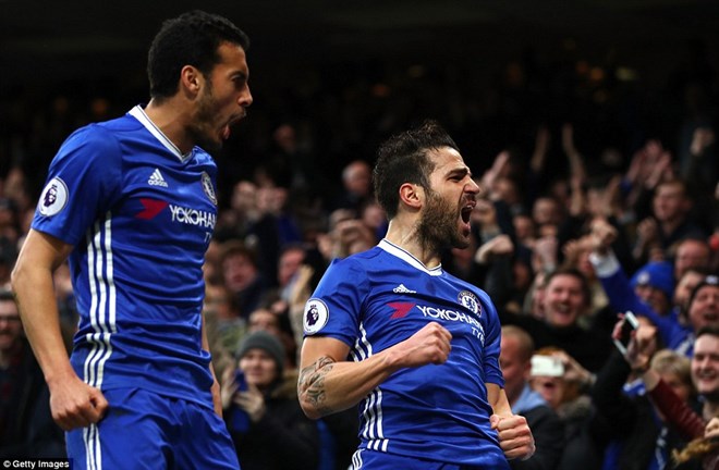 Fabregas và Pedro thay nhau lập công cho Chelsea. (Nguồn: Getty Images)