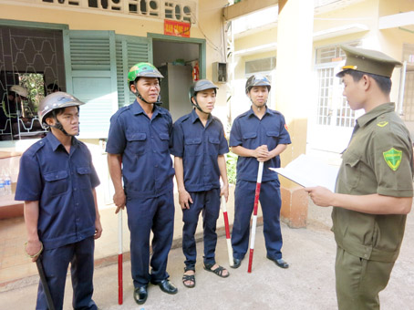 Đội dân phòng xã Xuân Định trong một buổi chuẩn bị tuần tra địa bàn.