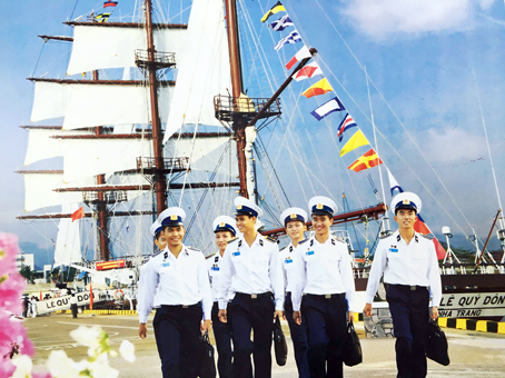 Tàu buồm Lê Quý Đôn và niềm tự hào của những người lính trẻ.