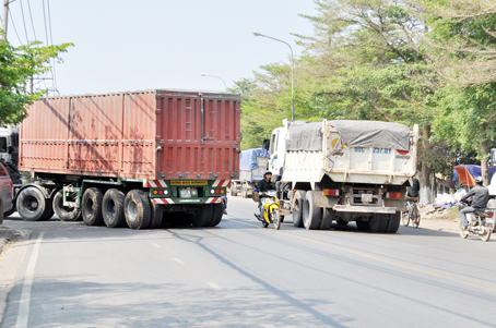 Đường 767, đoạn qua huyện Trảng Bom, chật hẹp khiến xe máy phải chạy len lỏi giữa nhiều xe ben, xe container gây mất an toàn giao thông. 