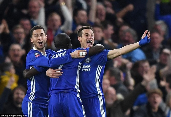 Niềm vui của Chelsea sau bàn thắng của Kante. (Nguồn: Daily Mail)