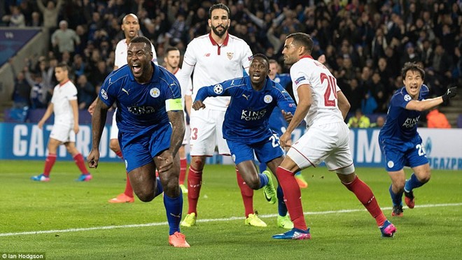 Wes Morgan mở đầu chiến thắng cho Leicester. (Nguồn: Daily Mail)