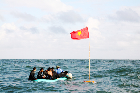 Những “rái cá” Đoàn Đặc công 5 huấn luyện trên biển. Huấn luyện bơi biển. Ảnh: Trọng Thiết