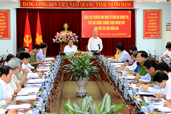 Bí thư Tỉnh ủy Nguyễn Phú Cường nêu một  số kiến nghị với đoàn  công tác Trung ương. Ảnh: CÔNG NGHĨA