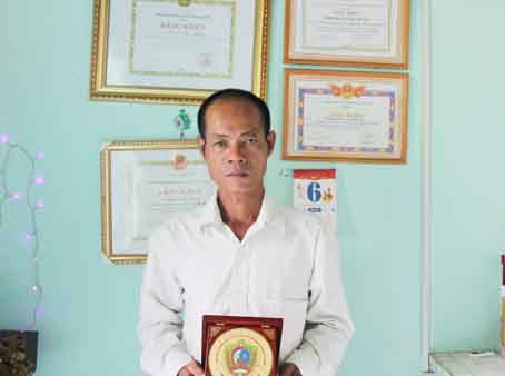 Ông Huỳnh Ngọc Hoàng với nhiều giấy khen, kỷ niệm chương được tặng từ nhiều ban, ngành Trung ương, địa phương.