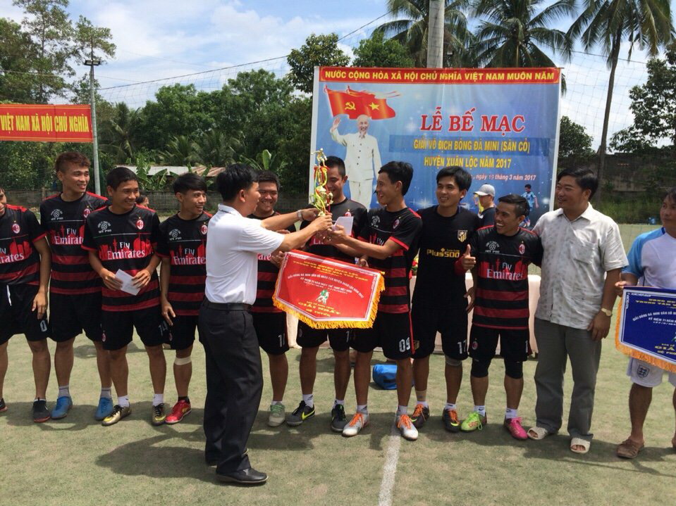 Ban tổ chức trao cúp cho đội xã Xuân Tâm vô địch hệ đội tuyển