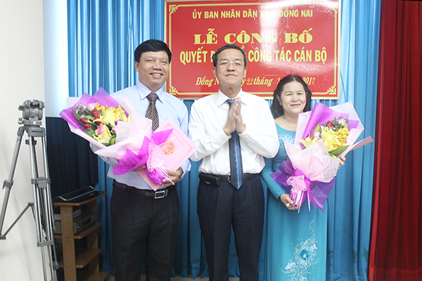Chủ tịch UBND tỉnh Đinh Quốc Thái  trao quyết định cho các đồng chí được bổ nhiệm lại.