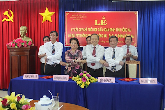 Đồng chí Phan Thị Mỹ Thanh, Phó bí thư Tỉnh ủy, Trưởng Đoàn đại biểu Quốc hội tỉnh cùng ký kết quy chế phối hợp với lãnh đạo các cơ quan truyền thông của tỉnh.