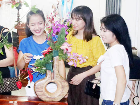 Học viên thực hành trong lớp cắm hoa do Trung tâm học tập cộng đồng phường Tân Biên mở.