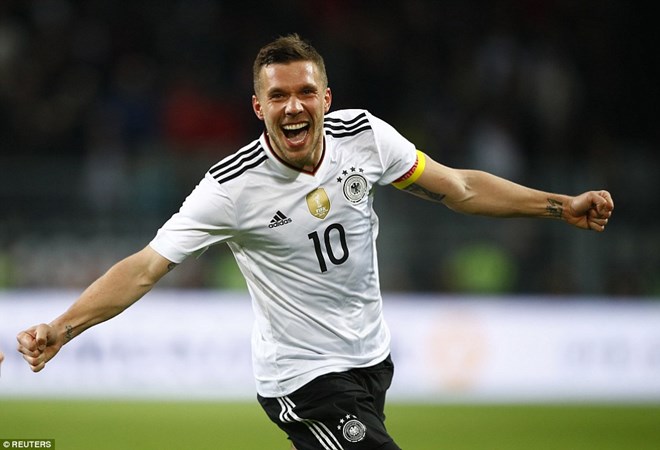 Podolski ăn mừng sau khi ghi bàn thắng cuối cùng cho đội tuyển Đức. (Nguồn: Reuters)