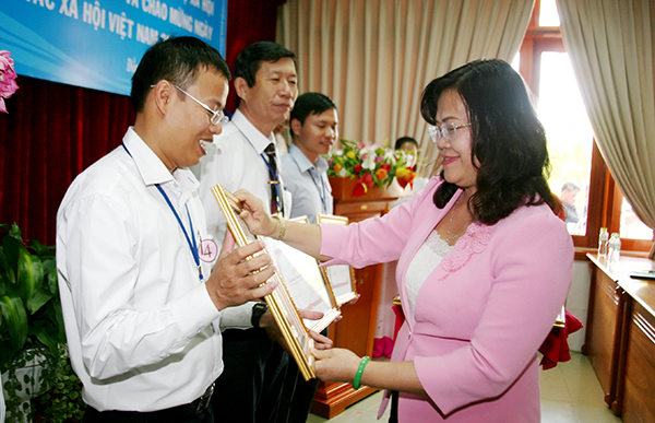 Phó chủ tịch UBND tỉnh Nguyễn Hòa Hiệp trao bằng khen của UBND tỉnh cho các cá nhân và tập thể có thành tích xuất sắc trong công tác bảo trợ xã hội giai đoạn 2012-2016.
