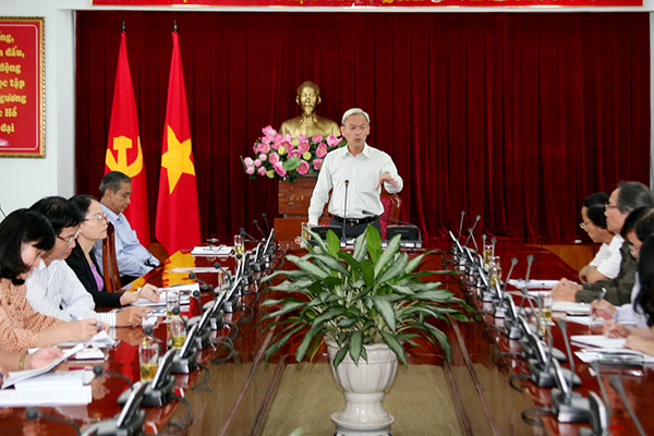 Đồng chí Nguyễn Phú Cường, Ủy viên Trung ương Đảng, Bí thư Tỉnh ủy, Chủ tịch HĐND tỉnh phát biểu chỉ đạo tại buổi làm việc với Đảng đoàn Hội Văn học nghệ thuật tỉnh trong sáng ngày 24-3.