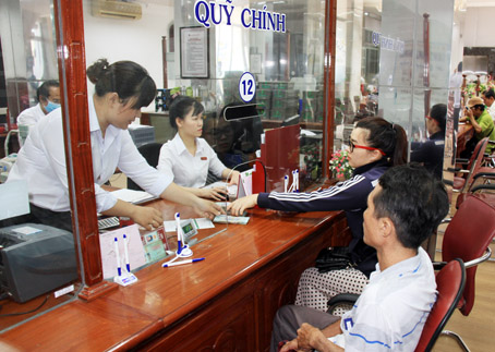 Cán bộ Ngân hàng Nông nghiệp - phát triển nông thôn chi nhánh Đồng Nai giao dịch với khách hàng.