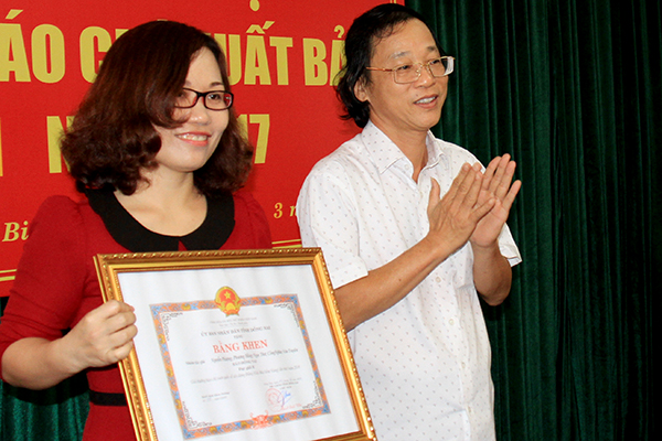Lãnh đạo Ban Tuyên giáo Tỉnh ủy đã trao tặng bằng khen của Chủ tịch UBND tỉnh cho phóng viên Ban Văn hóa- xã hội, Báo Đồng Nai đã đạt giải B báo chí toàn quốc viết về Xây dựng Đảng lần thứ nhất năm 2016