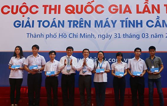 Các học sinh đạt giải đặc biệt tại cuộc thi (4 học sinh Đồng Nai đứng bên phải).