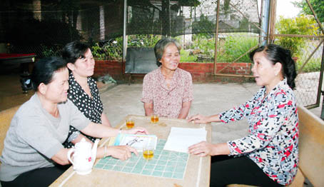 Các thành viên trong mô hình hũ gạo tình thương ở ấp Ruộng Tre (xã Bảo Quang, TX.Long Khánh) đang bàn giao số tiền vay cho người cần hỗ trợ để giúp họ có vốn mua vé số và ve chai.