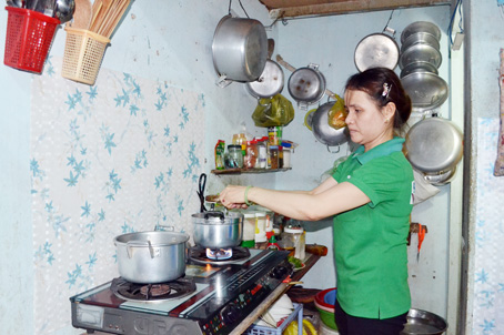 Không gian bếp chật hẹp trong căn phòng trọ của 3 mẹ con bà Nguyễn Thị Thanh, công nhân Công ty TNHH Hava’s (huyện Vĩnh Cửu). Ảnh: P.HẰNG