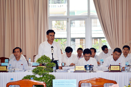 Phó chủ tịch UBND tỉnh Trần Văn Vĩnh phát biểu tại hội nghị.