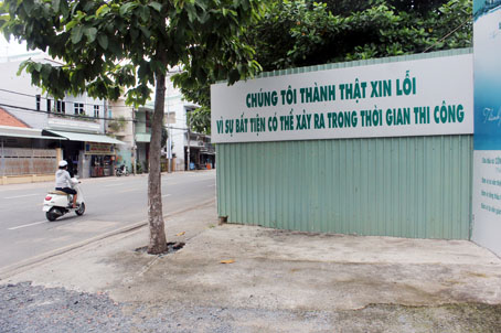 Một lô cốt ở TP.Biên Hòa có bảng thông báo trên đường Cách Mạng Tháng Tám.