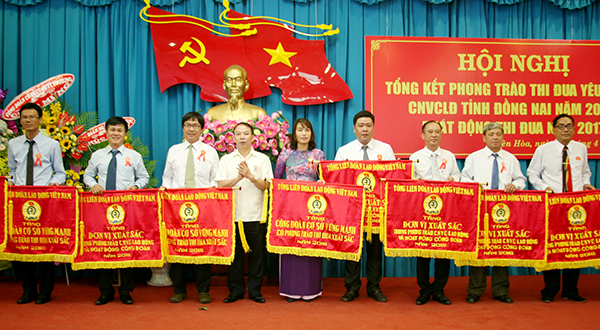 Phó chủ tịch Tổng Liên đoàn lao động Việt Nam Mai Đức Chính trao cờ thi đua xuất sắc của Tổng Liên đoàn lao động Việt Nam cho các tập thể.
