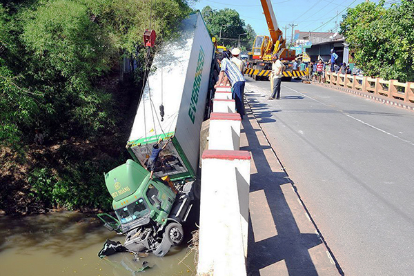 Chiếc xe đầu kéo sau khi đâm thành cầu rồi rơi xuống sông Buông. Ảnh CTV.