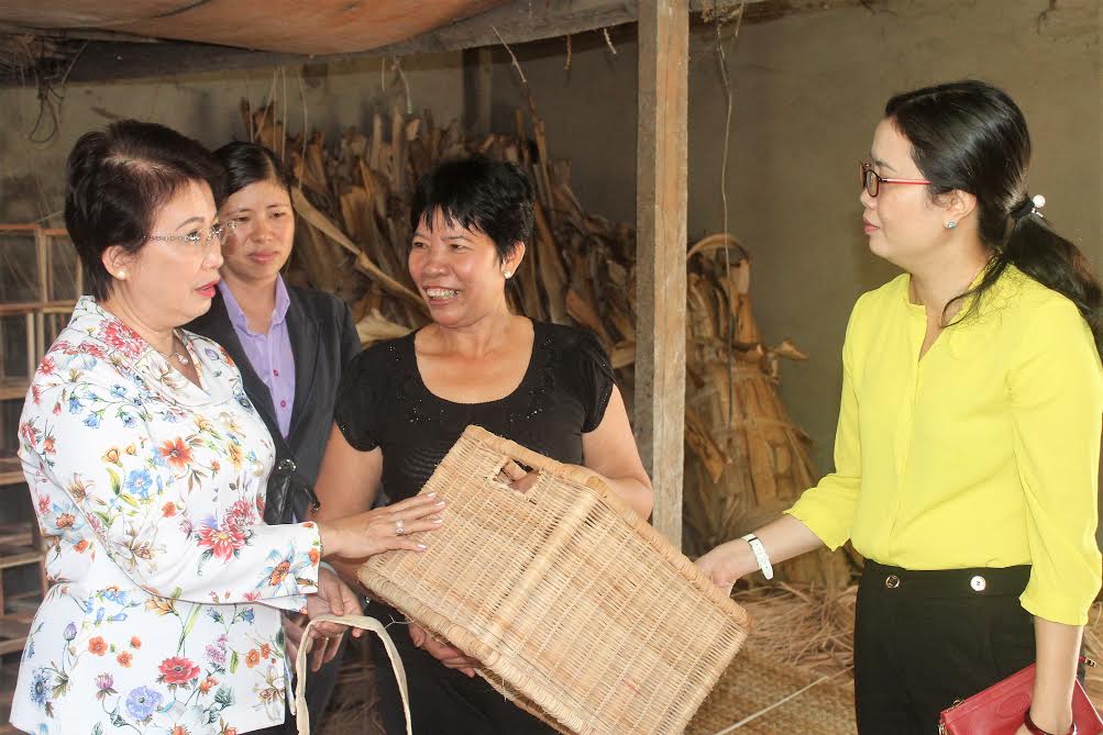 Phó bí thư Tỉnh ủy Phan Thị Mỹ Thanh (bìa trái) tham quan mô hình Hợp tác xã đan lát Lê Lợi tại xã Nam Cát Tiên