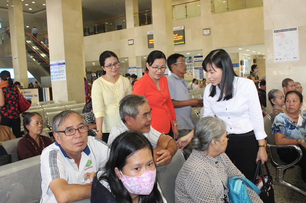 Bà Nguyễn Thị Thu Hiền, Trưởng Ban Văn hóa – xã hội HĐND tỉnh khảo sát ý kiến người dân về công tác khám chữa bệnh tại Bệnh viện đa khoa Đồng Nai