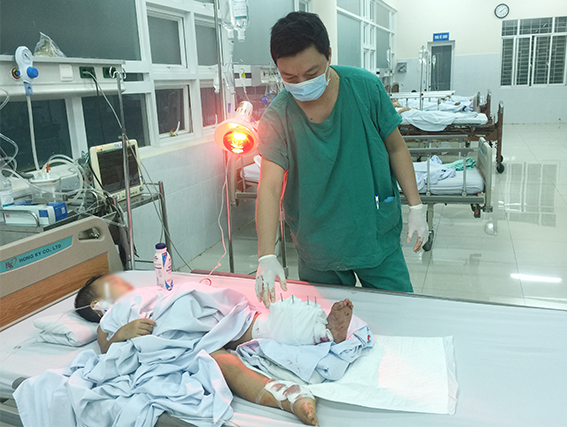 Bác sĩ Nguyễn Viết Thịnh, Khoa ngoại chấn thương – chỉnh hình, Bệnh viện đa khoa khu vực Long Khánh khám vết thương sau phẫu thuật cho bệnh nhân. Ảnh do bệnh viện cung cấp. 