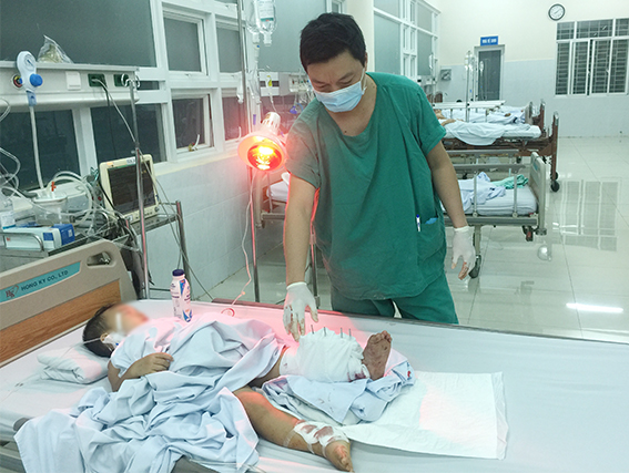 Cứu sống một bé trai bị tàu lửa cán đứt lìa cẳng chân