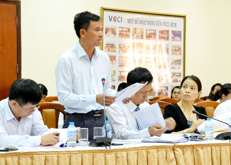 Ông Nguyễn Ngọc Tuấn, Phó chủ tịch Hội Xuất nhập khẩu Đồng Nai đại diện Hội đóng góp ý kiến cho dự thảo Luật Luật Hỗ trợ doanh nghiệp nhỏ và vừa tại hội thảo. Ảnh: K.Giới