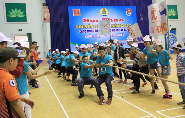 Công ty cổ phần Phú Cường giành hạng nhất môn kéo co