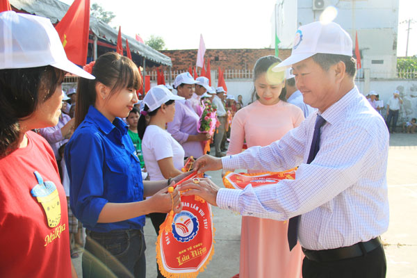 Lãnh đạo thành phố Biên Hòa tặng cờ lưu niệm cho các đơn vị tham dự