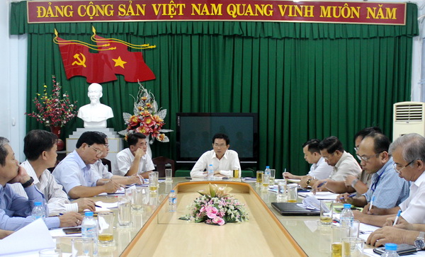 Phó chủ tịch UBND tỉnh Võ Văn Chánh chủ trì buổi làm việc.