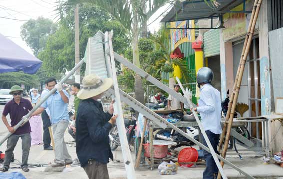 Đoàn kiểm tra liên ngành của UBND phường Trảng Dài, tháo dỡ mái che lấn chiếm vỉa hè trên đường Nguyễn Thái Học.
