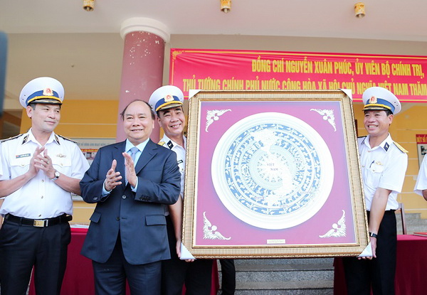 Thủ tướng tặng bức khánh trống đồng Đông Sơn cho Lữ đoàn 681