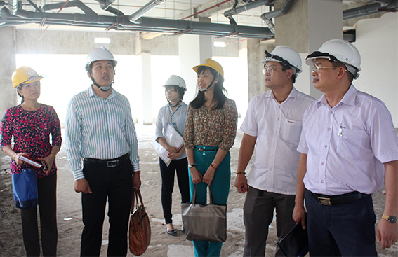 Trưởng ban Kinh tế - ngân sách Lại Thế Thông (thứ 2 bên trái qua) giám sát dự án nhà ở thu nhập thấp ở phường Tam Hòa (TP.Biên Hòa).