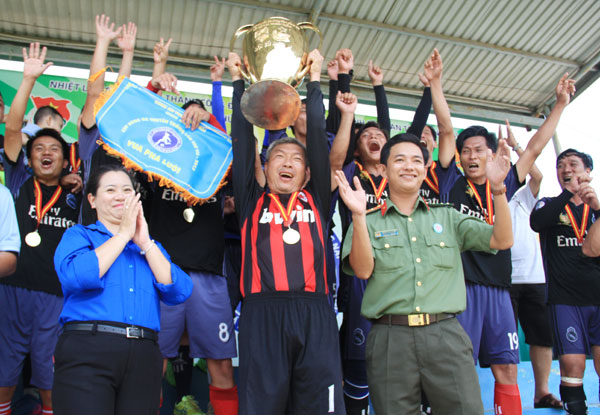 Ban tổ chức trao cúp vô địch cho đội Công an TX. Long Khánh