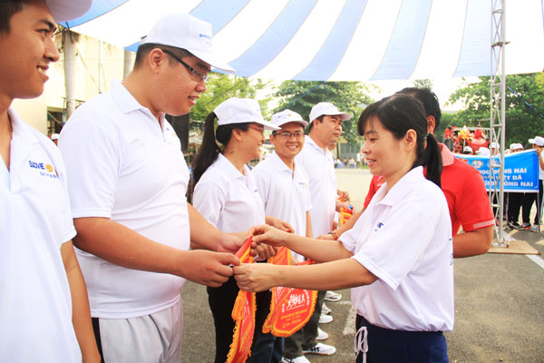 Bà Nguyễn Thị Thu Hiền,  Trưởng ban Văn hóa – xã hội HĐND tỉnh tặng cờ lưu niệm cho các đơn vị tham dự giải.