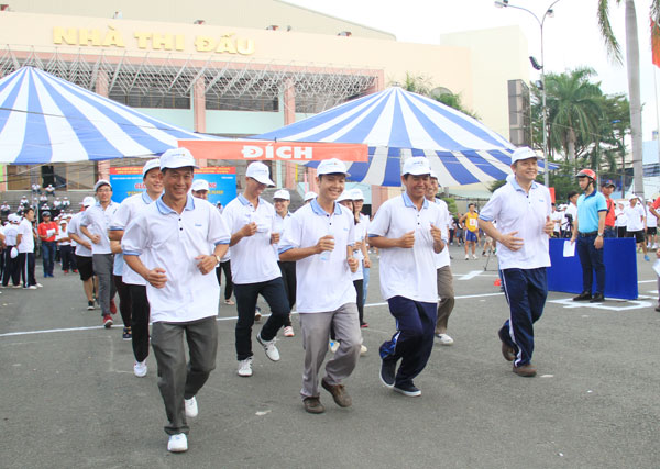 Lãnh đạo, phóng viên, biên tập viên cán bộ công nhân viên Báo Đồng tham gia chạy đều tập thể tại giải.