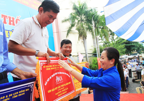 Phó bí thư thường trực Tỉnh đoàn Nguyễn Thanh Hiền trao cờ giải nhất toàn đoàn cho đoàn TX. Long Khánh