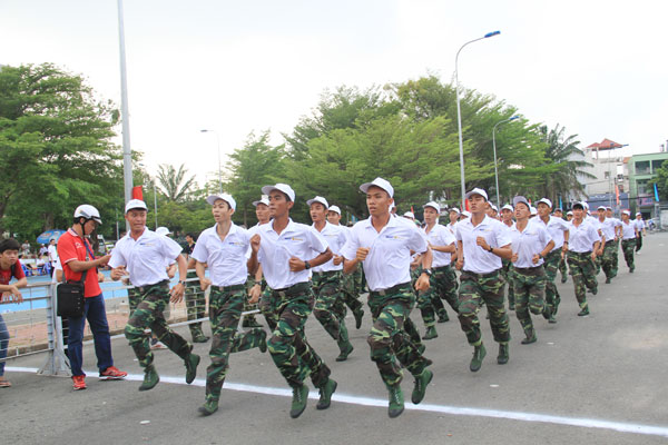 Trường Đại học Nguyễn Huệ (đội 1) giành hạng nhất nội dung chạy đều tập thể