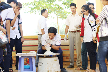 Trường cao đẳng mỹ thuật trang trí Đồng Nai giới thiệu với học sinh Trường THPT Xuân Lộc vốn là thế mạnh đào tạo của trường về nghề gốm truyền thống của Đồng Nai. Ảnh: C.NGHĨA