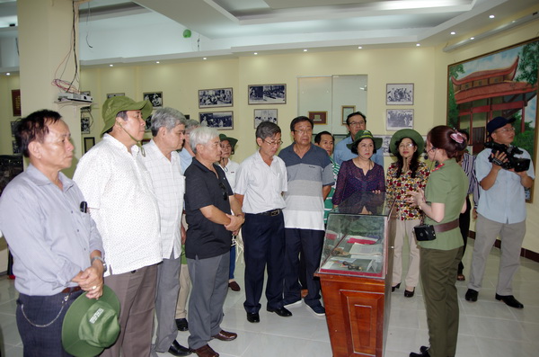 Hội viên Câu lạc bộ Công an hưu trí tỉnh Đồng Nai tham quan, tìm hiểu lịch sử truyền thống tại khu di tích Hòn Đá bạc, tỉnh Cà Mau