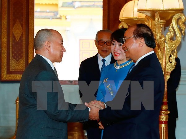 Thủ tướng Nguyễn Xuân Phúc đến chào Quốc vương Campuchia Norodom Sihamoni. (Ảnh: Thống Nhất/TTXVN)