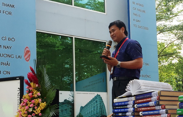 Hiệu trưởng Trường đại học công nghệ Đồng Nai, tiến sĩ Phan Ngọc Sơn chia sẻ tình yêu và đam mê đọc sách với sinh viên.