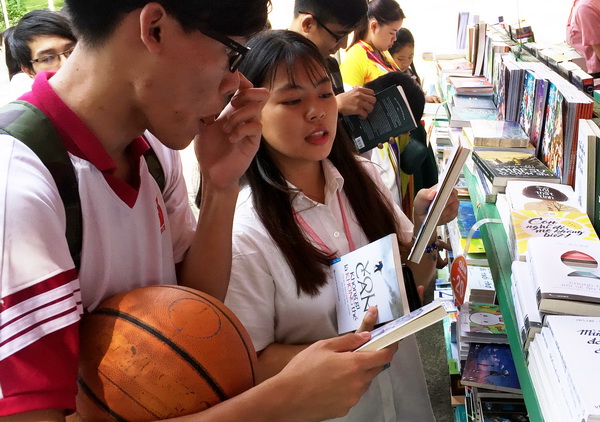 Sinh viên tìm đọc sách tại ngày hội