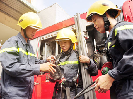 Trung úy Huỳnh Tấn Linh, Hạ sĩ Nguyễn Viết Nghĩa và Trung sĩ Phạm Văn Linh (từ trái qua phải) trong giờ luyện tập cứu nạn, cứu hộ.